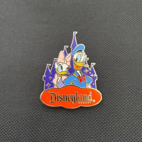 Donald Duck & Daisy Duck Disneyland Castle Pin DLR - Picture 6 of 8